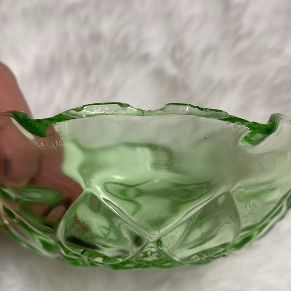 Hazel atlas green depression uranium glass ruffled bowl - Picture 5 of 5